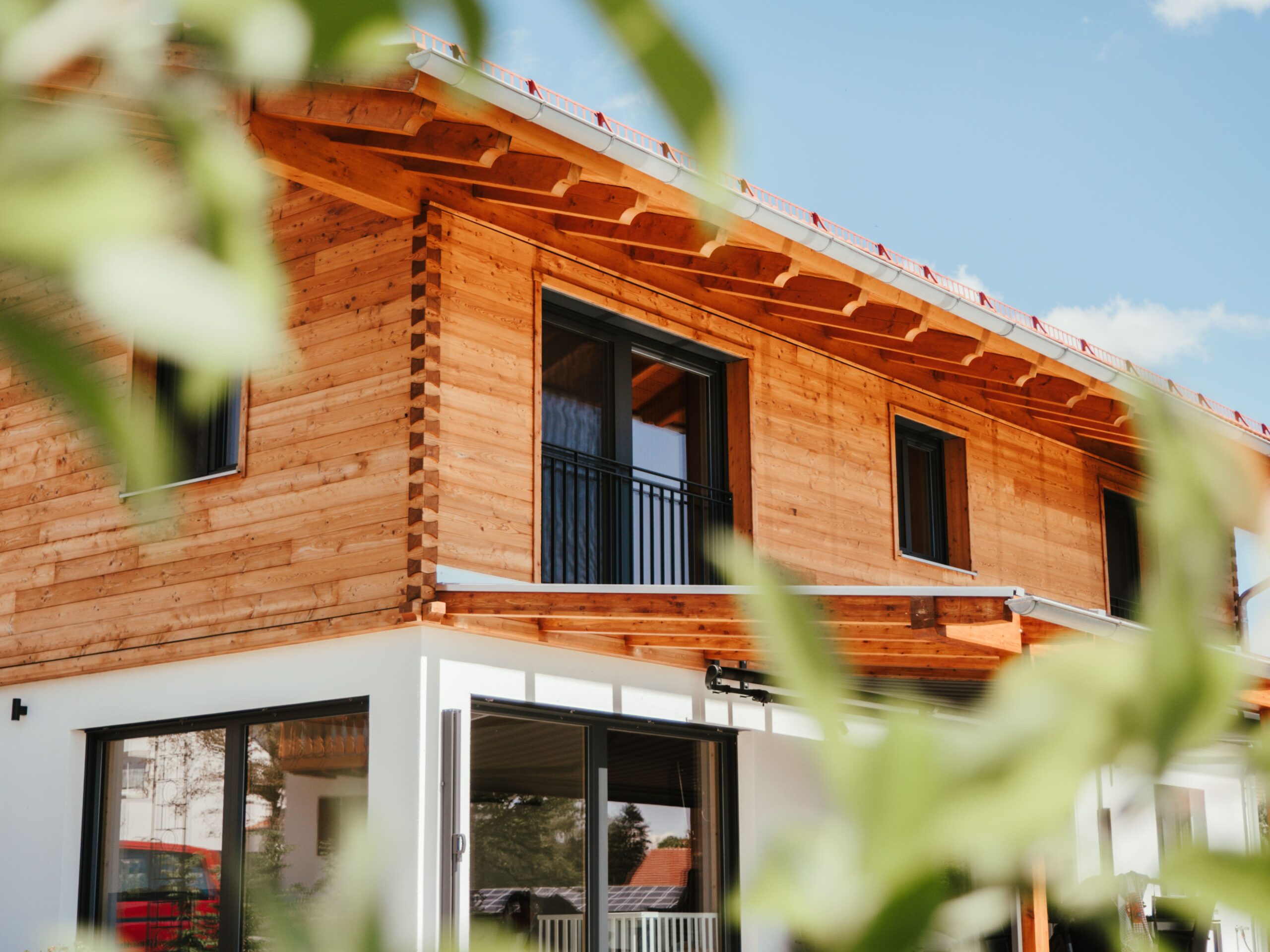 Holzständerhaus mit Lärchenfassade in Schwabsoien